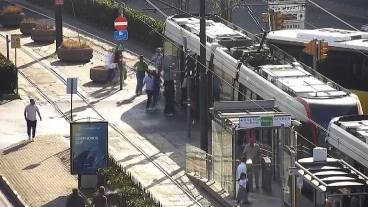 Beyoğlu'nda İETT otobüsü tramvaya çarptı