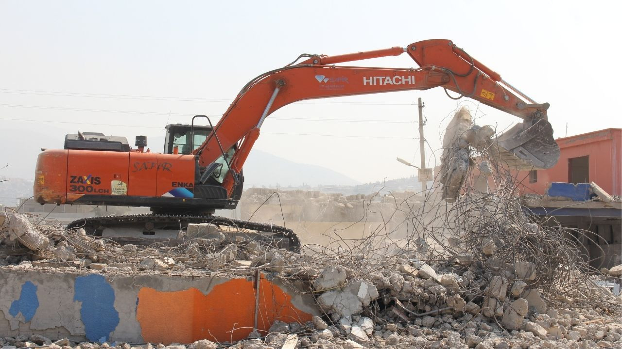 Ağır hasarlı İskenderun Otogarı'nın kontrollü yıkımı yapıldı