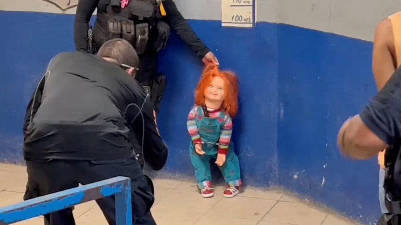 Meksika polisi 'şeytan bebek' Chucky'i gözaltına aldı: Saçlarından tutup sabıka fotoğrafı çekti