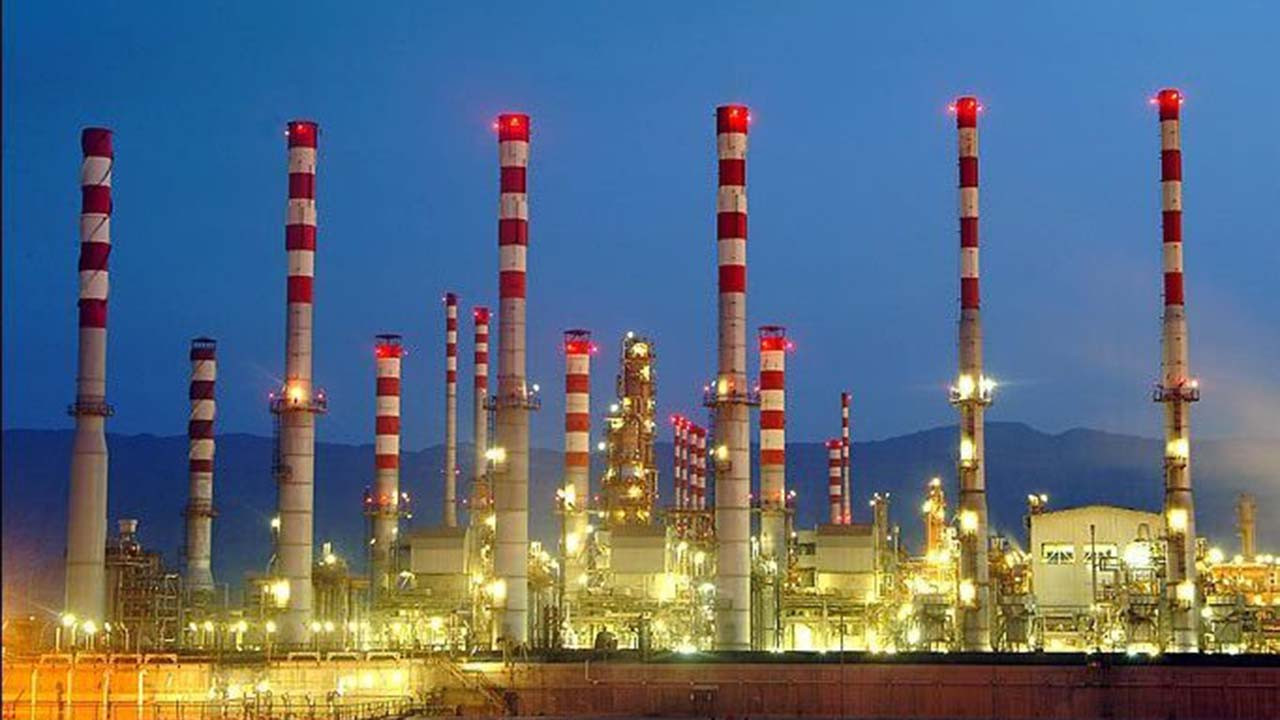 İran'ın en büyük petrol rafinelerinden Bender Abbas'da 'acil onarım' sırasında bir işçi öldü, beş işçi yaralandı