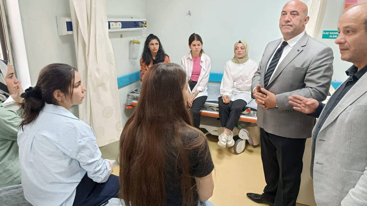 Van'da öğretmenleri taşıyan minibüs kaza yaptı: 12 yaralı