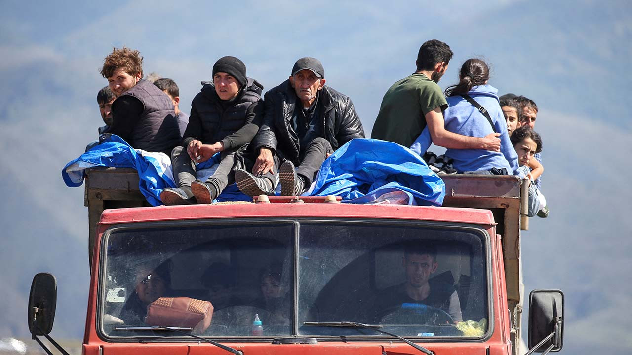 Dağlık Karabağ'daki Ermeni yönetimi kendini feshetti: Nüfusun yarısından fazlası ülkeyi terk etti