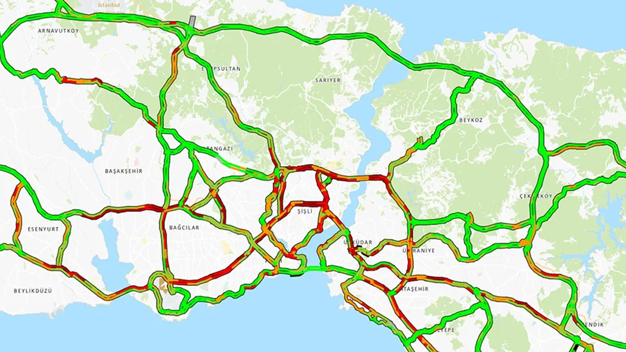 İstanbul'daki sağanak trafiği kilitledi