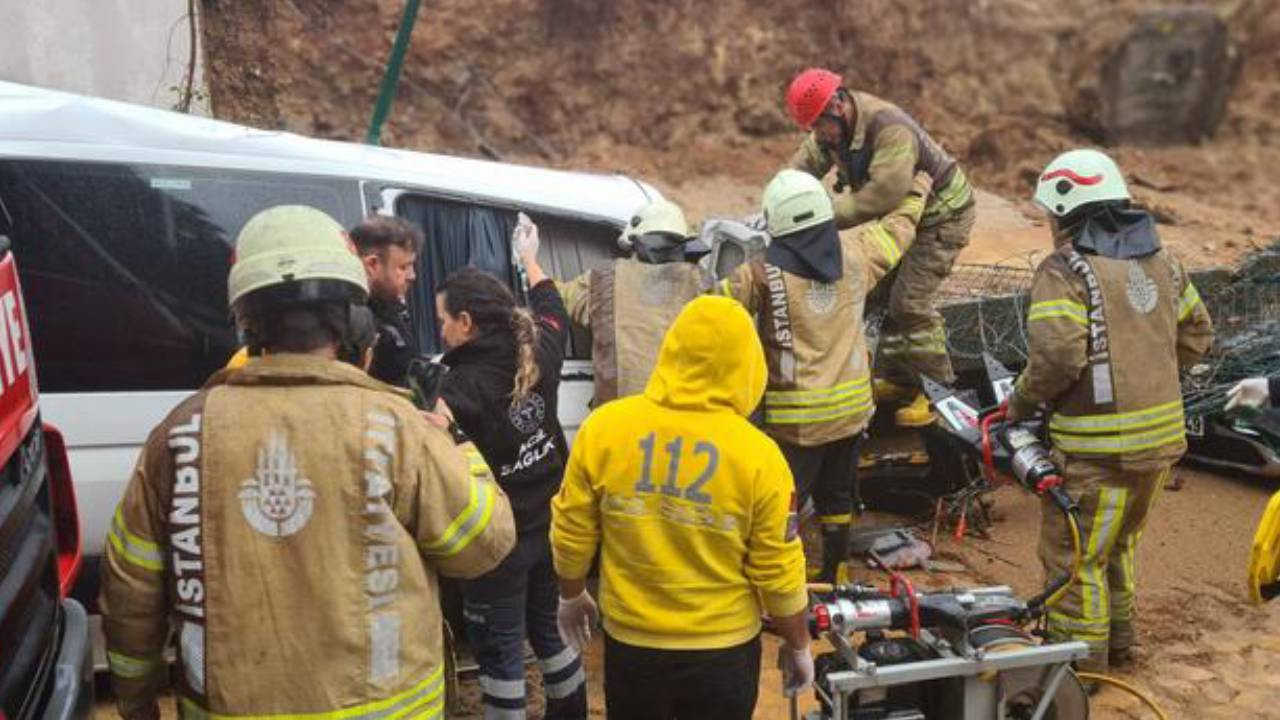 Pendik'te istinat duvarı işçi servisinin üzerine çöktü