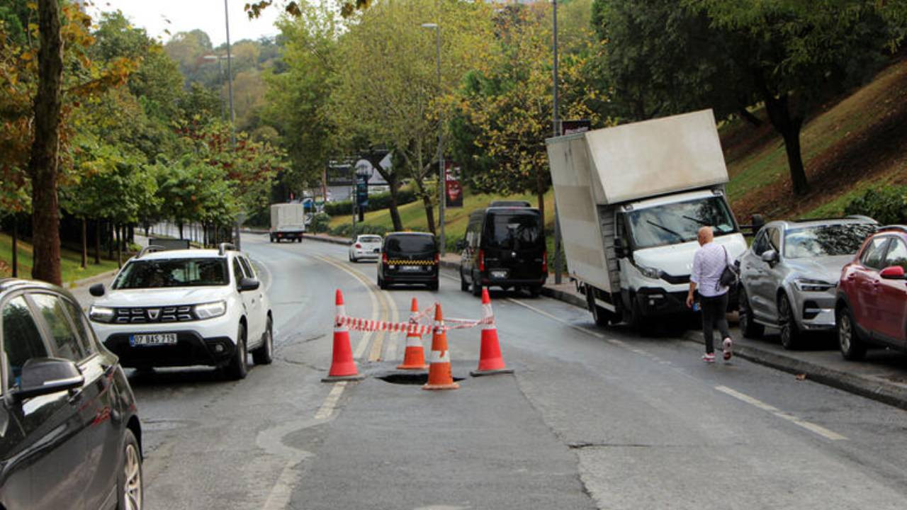 Şişli'de sağanak yağış nedeniyle yol çöktü