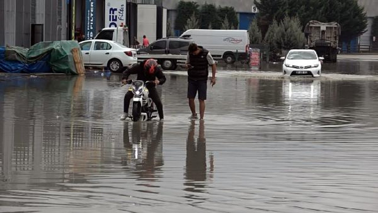 Düzce sağanak yağışa teslim: 13 dakika sürdü, yoları ve iş yerlerini su bastı