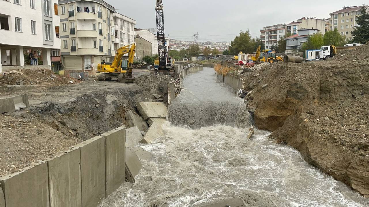 İstanbul'da sağanak yağış etkili oluyor: Esenyurt'ta dere taştı, istinat duvarı yıkıldı