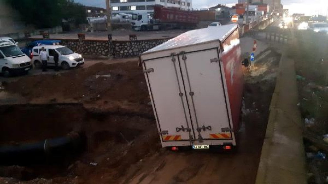 Kocaeli'de sağanak nedeniyle çöken yola kamyonet düştü