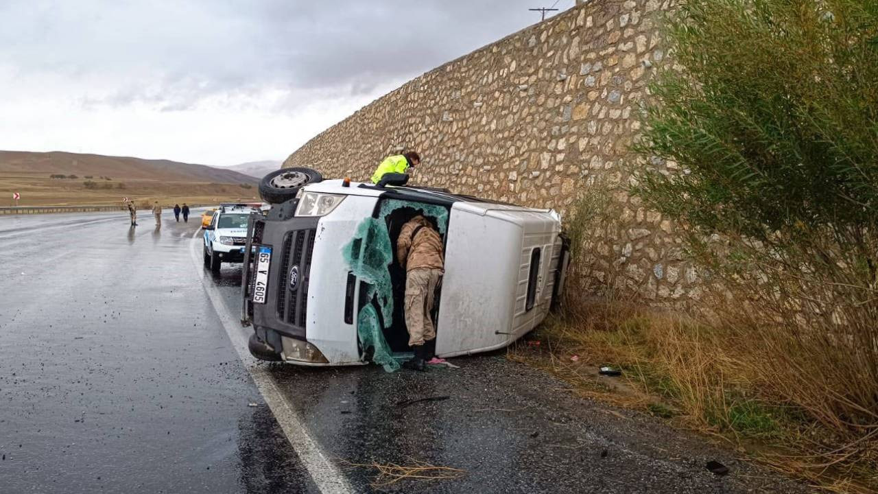 Van'da yolcu minibüsü devrildi: İkisi ağır 14 yaralı