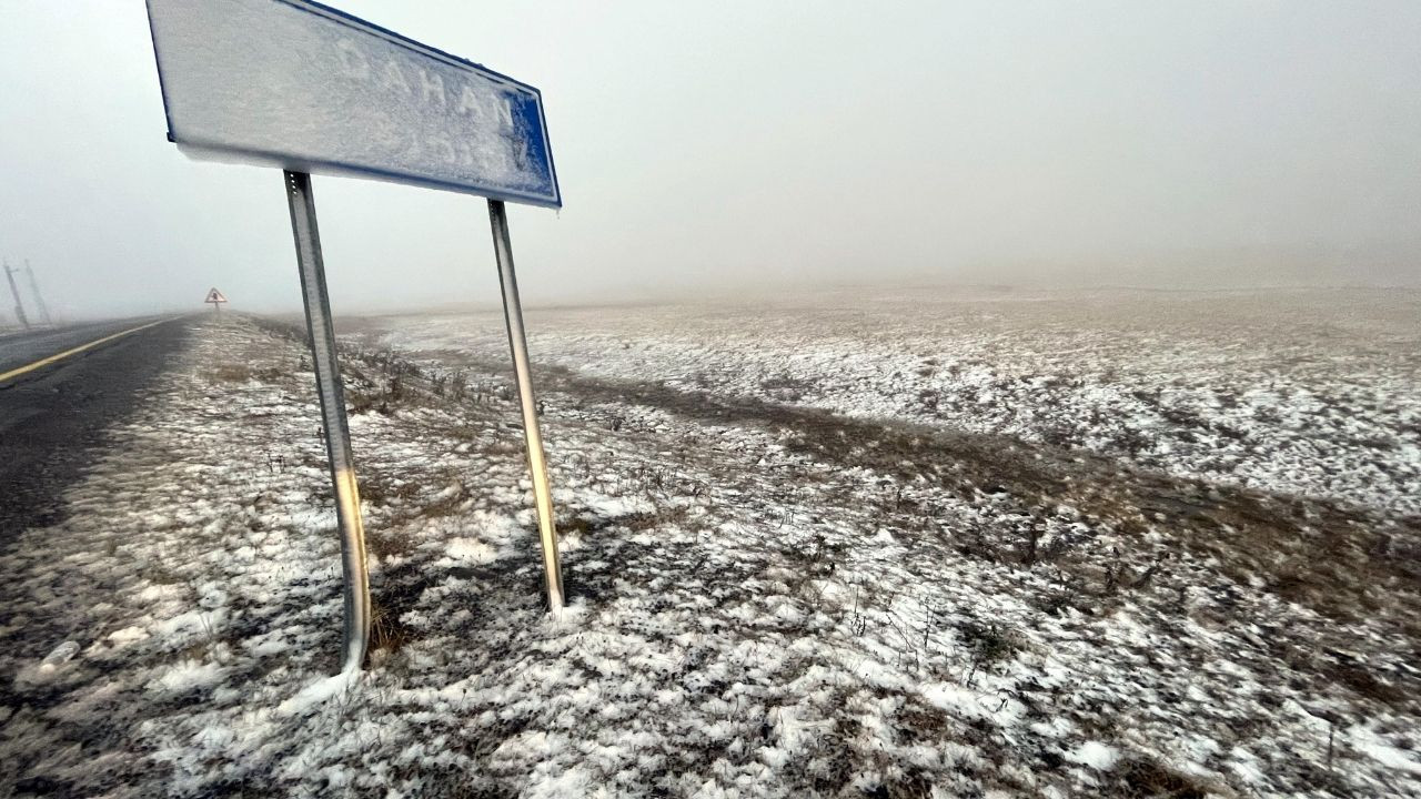 Ardahan'da kar yağışı: Çam Geçidi beyaza büründü