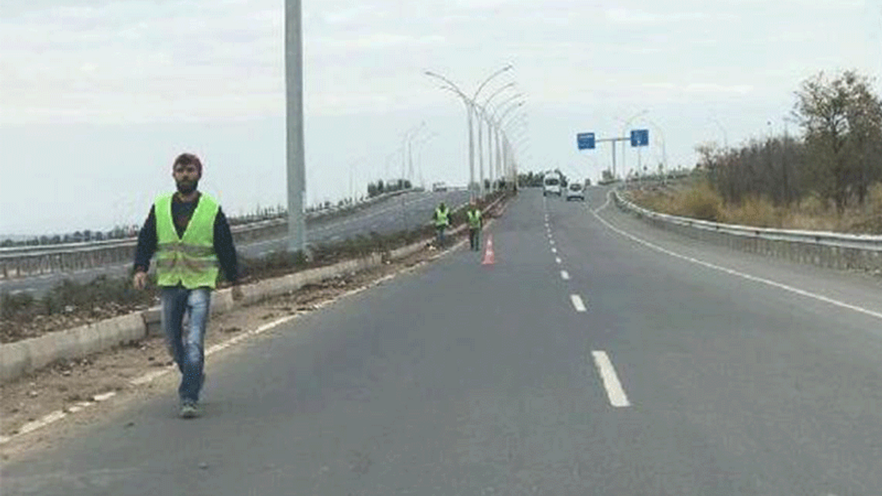 Otomobil, mola veren işçilere çarptı: 2'si ağır, 3 yaralı