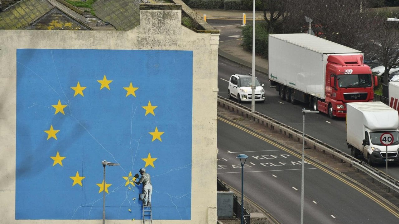 Banksy'nin 36 milyon TL değerindeki duvar resmi yıkıldı: Brexit sürecini resmediyordu