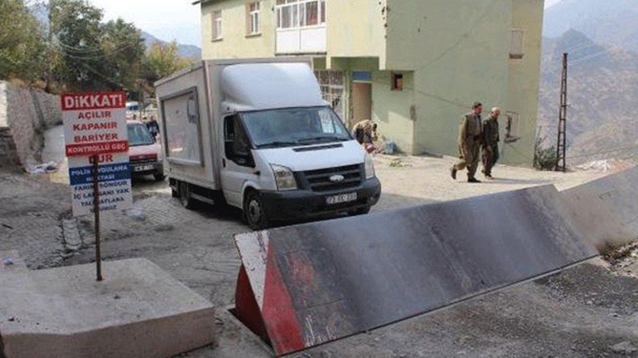 Polis bariyerine sıkışan çocuğun ayağı kesilebilir