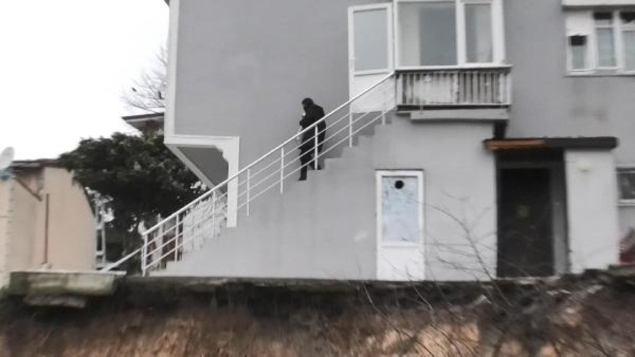 Sarıyer'de istinat duvarı çöktü: 4 araç hasar gördü