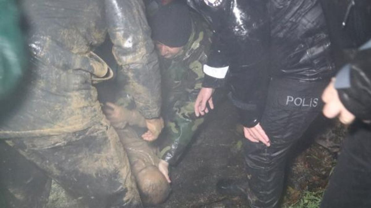 Zonguldak'ta art arda heyelan: Bir ev yıkıldı, kurtarma ekipleri de toprak altında kaldı