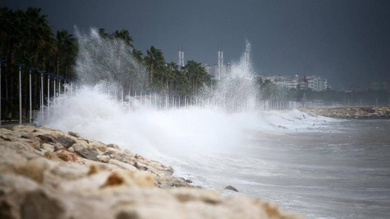 AKOM'dan İstanbul için fırtına uyarısı: Saat verildi