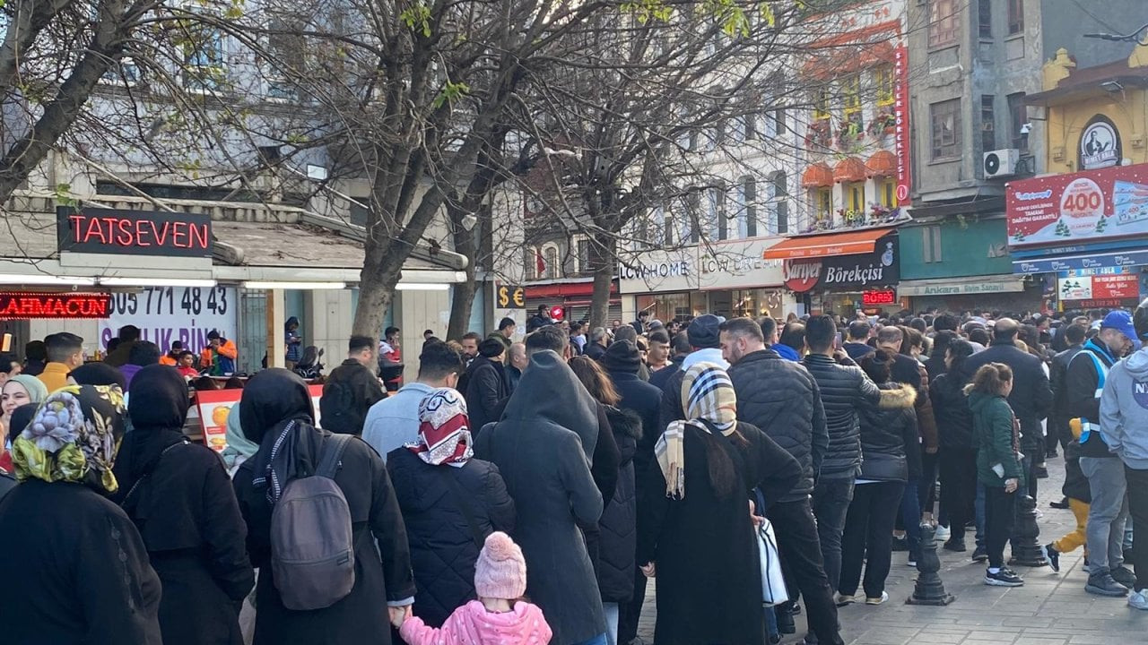 Eminönü'nde yılbaşı bileti kuyruğu