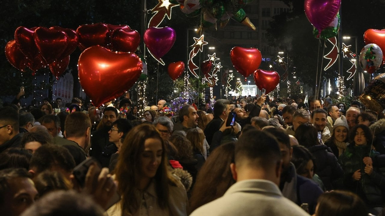 İzmir'de yılbaşı kutlamalarında havaya ateş açan 14 kişi yakalandı