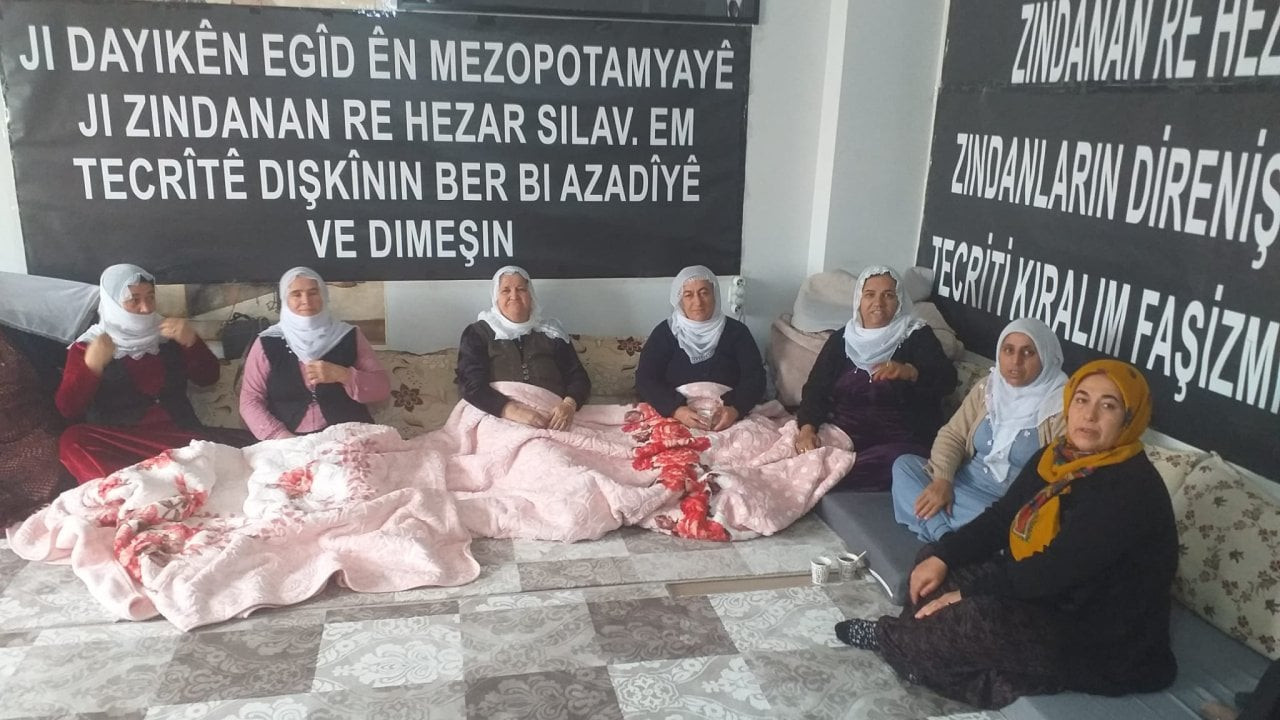 'Özgürlük Nöbeti' devam ediyor... Eylemdeki mahpus yakınları: Gelin 2024'ü özgürlük yılı yapalım