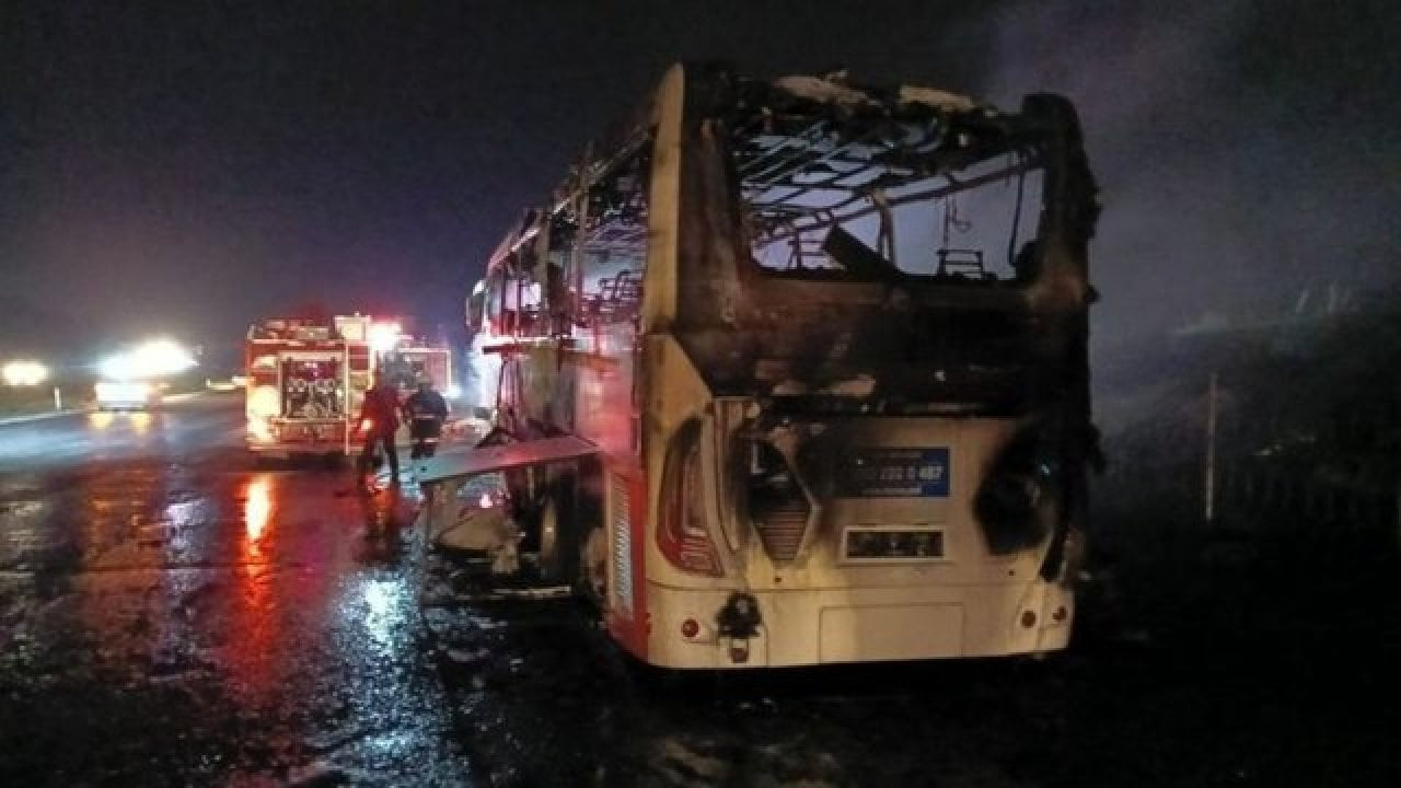 Mersin'de seyir halindeki hava limanı servis otobüsü yandı