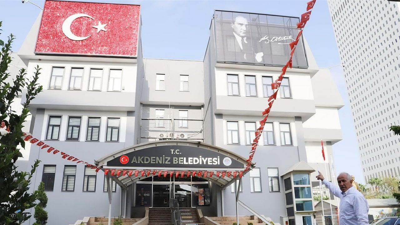 DEM Partili Meclis Üyesi Özgür Çağlar: Belediyenin taşınmazları batan geminin malları gibi dağıtılıyor