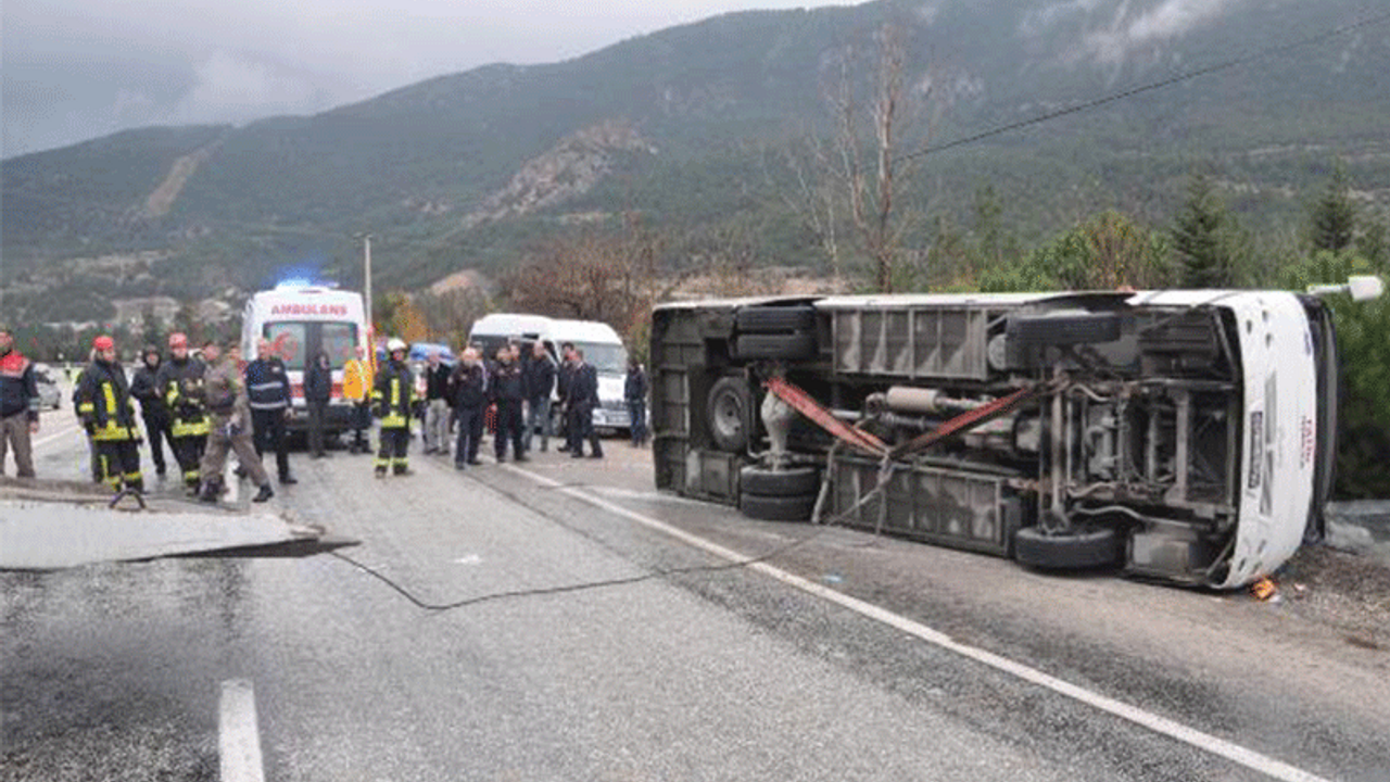 Denizli'de öğrenci servisi devrildi: 24 yaralı