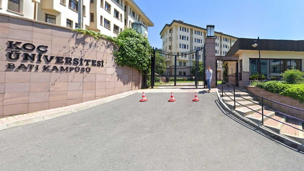 Koç Üniversitesi'ndeki nefret suçu tepki topladı: Mağdur öğrenciye uzaklaştırma kararı, saldırganlara gecikmiş soruşturma