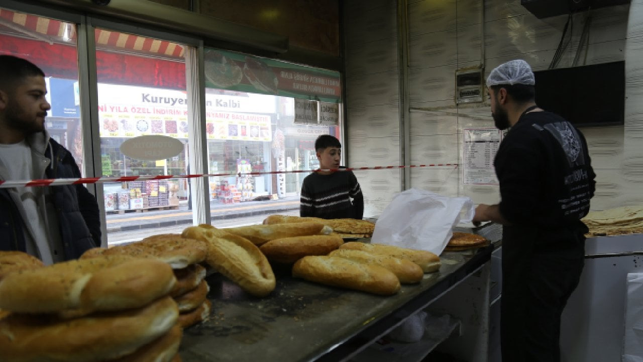 Van'da ekmeğe yapılan art arda zamlar bayat ekmeğe yöneltti: 'Beş kişiden üçü bayat ekmek alıyor'