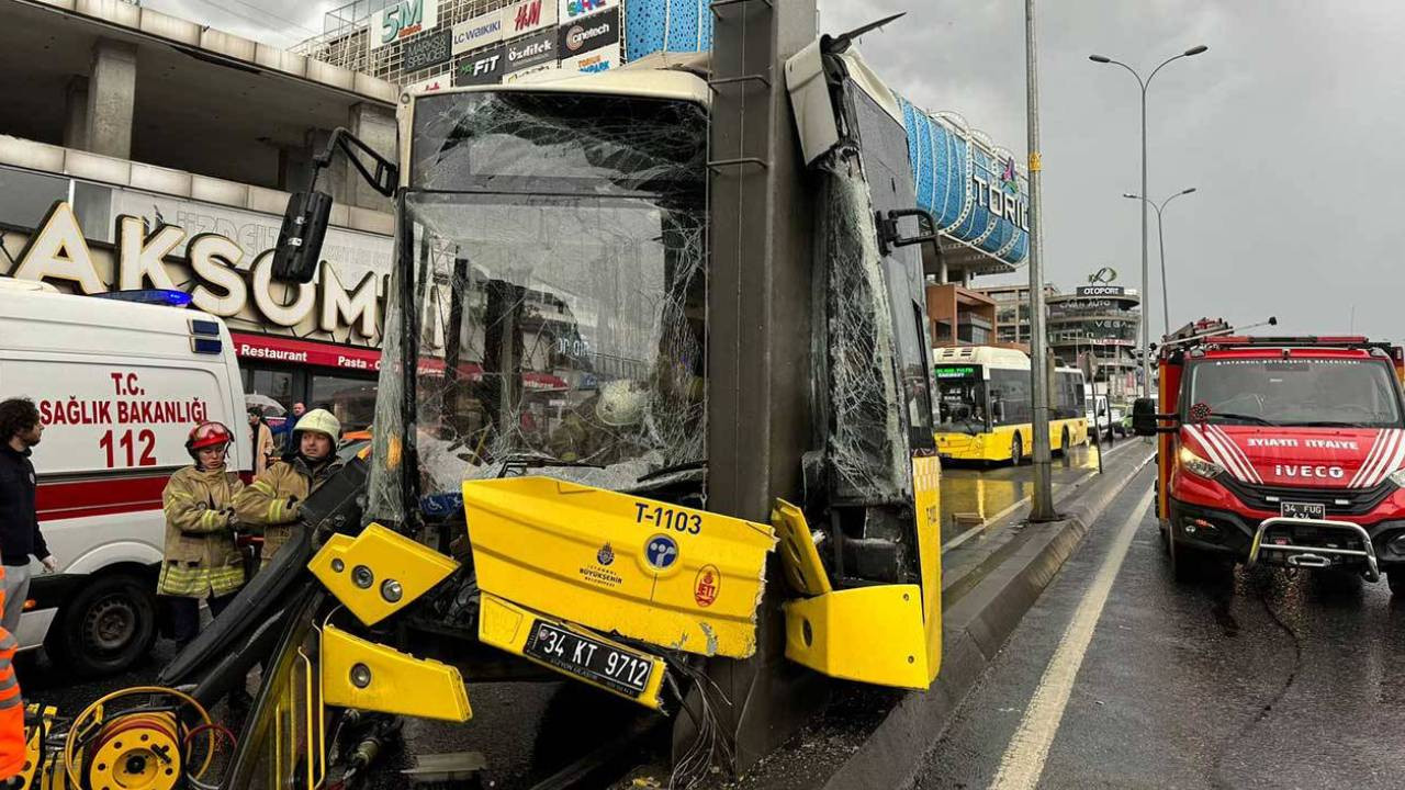 Esenyurt'ta İETT otobüsü direğe çarptı