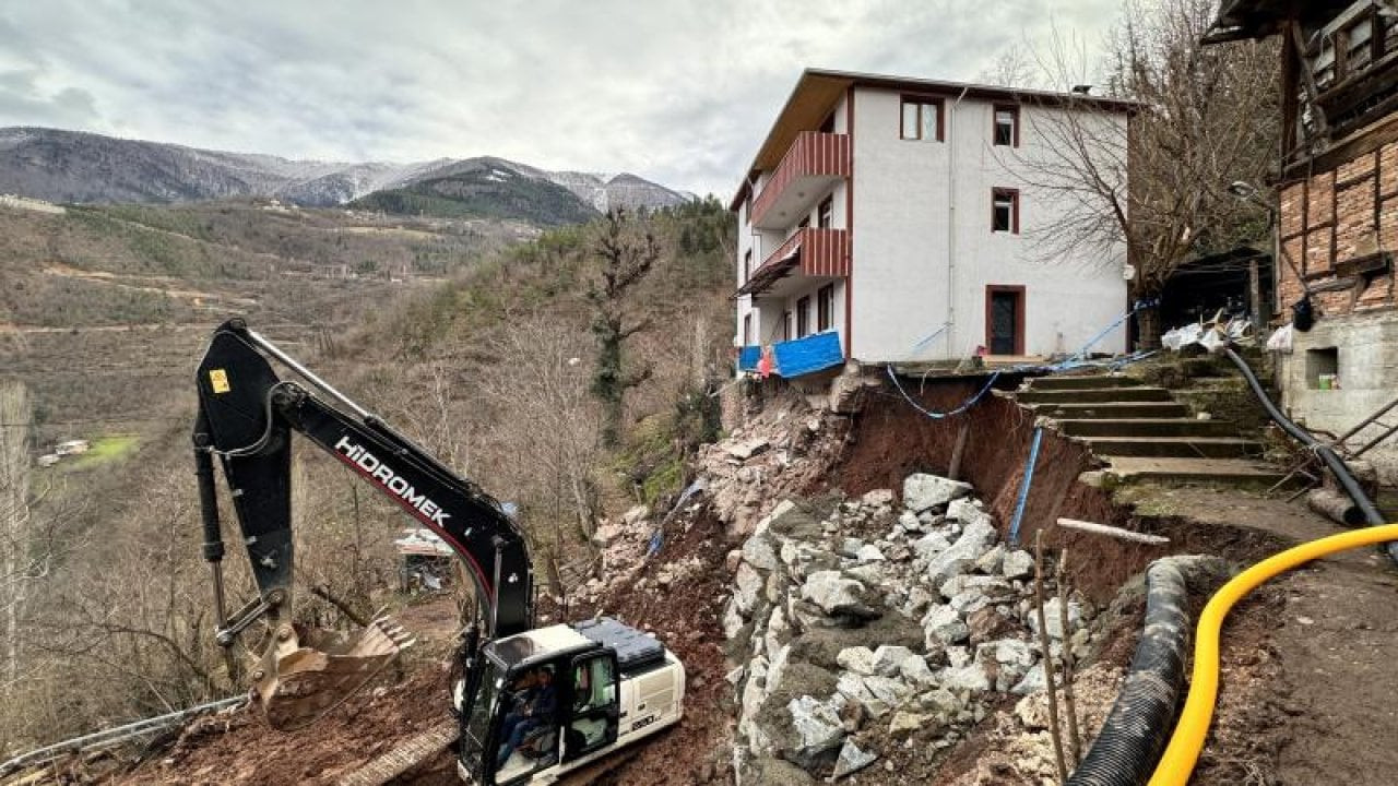 Artvin'de heyelan nedeniyle yıkılma tehlikesi bulunan bina boşaltıldı