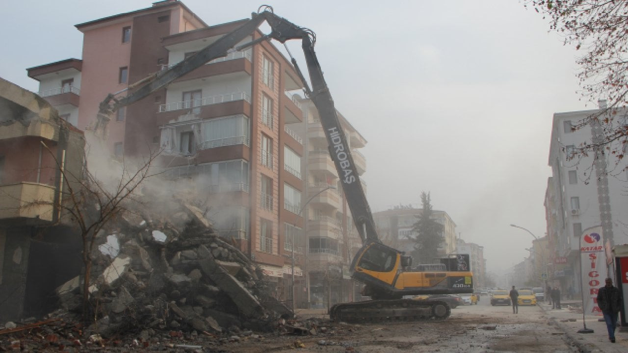 Malatya'da enkaz kaldırma çalışmaları sürüyor: 'Asbestte neden olan toz bulutu, kanser riskini artırıyor'