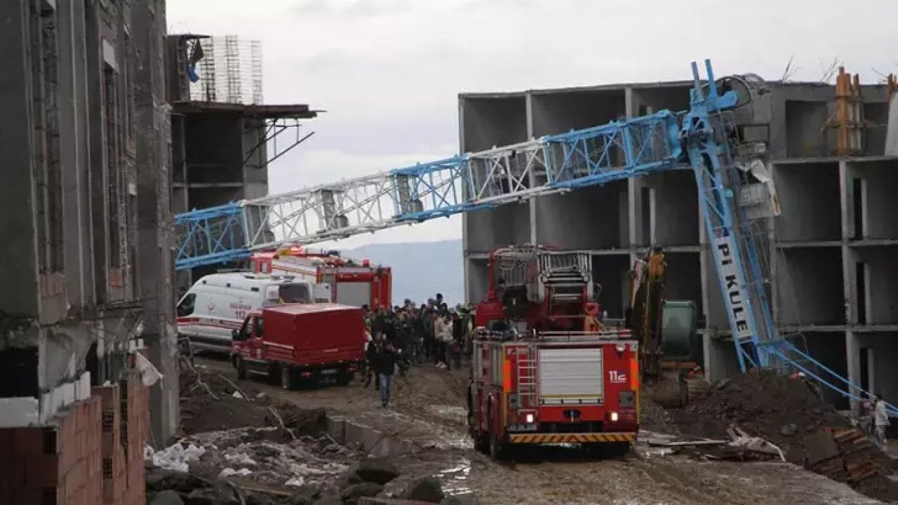 Manisa'da iş cinayeti: Devrilen vinçte sıkışan işçi öldü