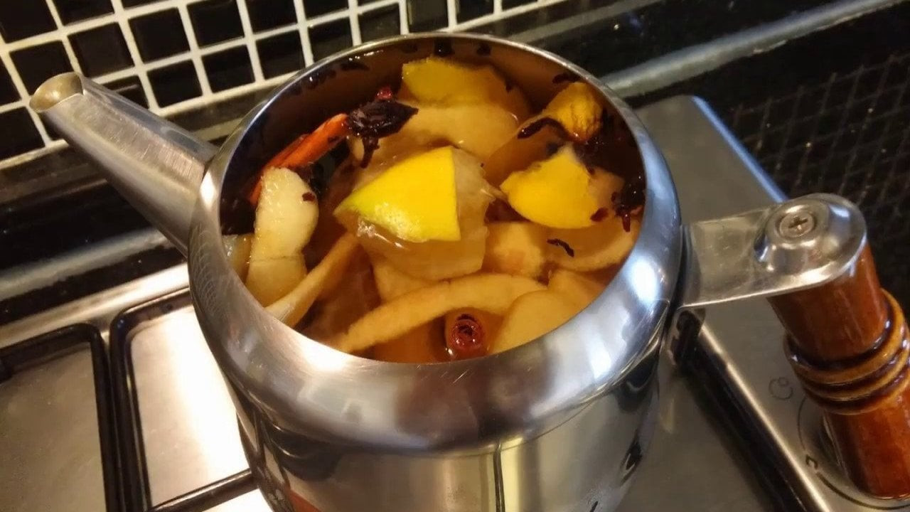 Ayva kabuklarını kaynatıp içine limon suyu sıkın! Bakın içilirse ne işe yarıyor