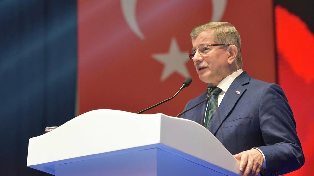 Davutoğlu yeniden genel başkan seçildi