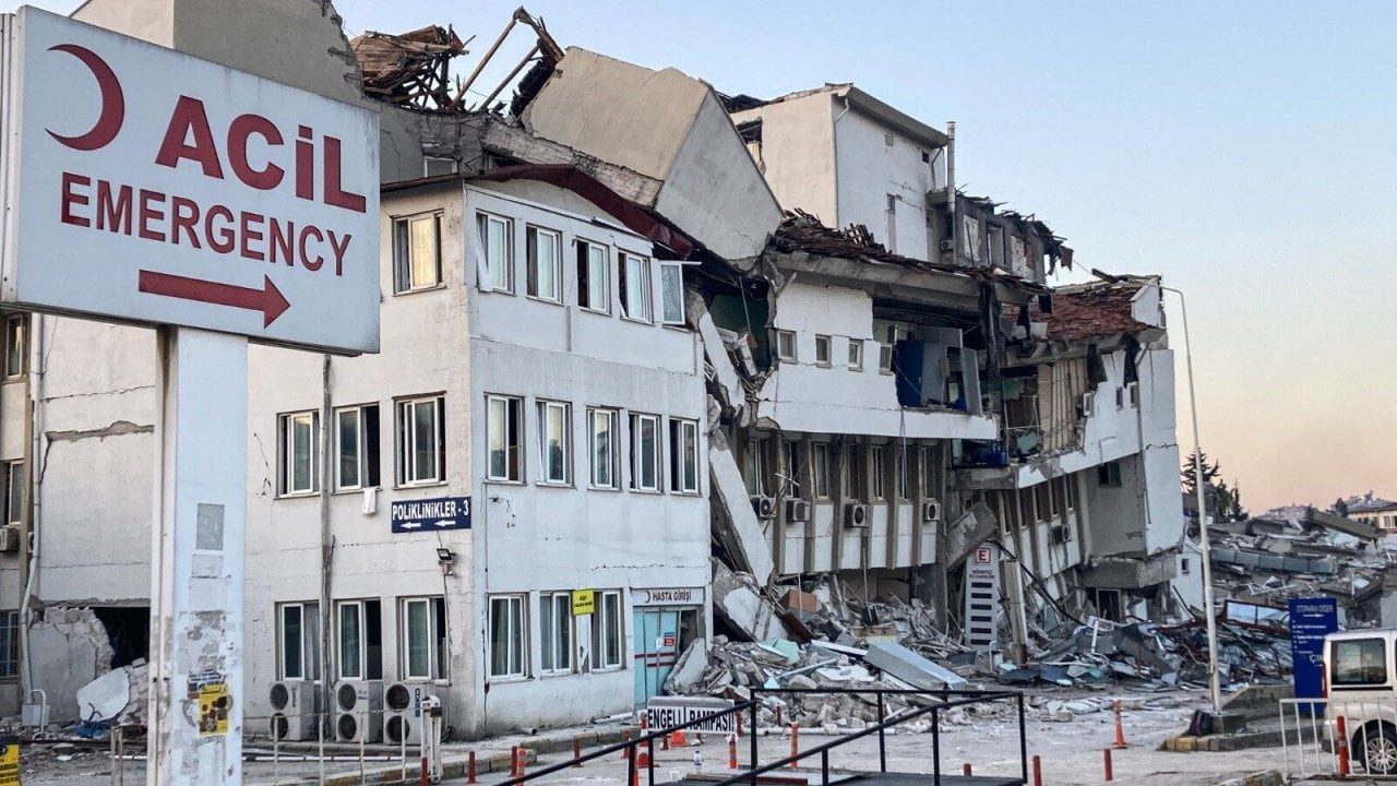 Depremde hasar gören İskenderun Devlet Hastanesi'nde onarım bu yıla kaldı