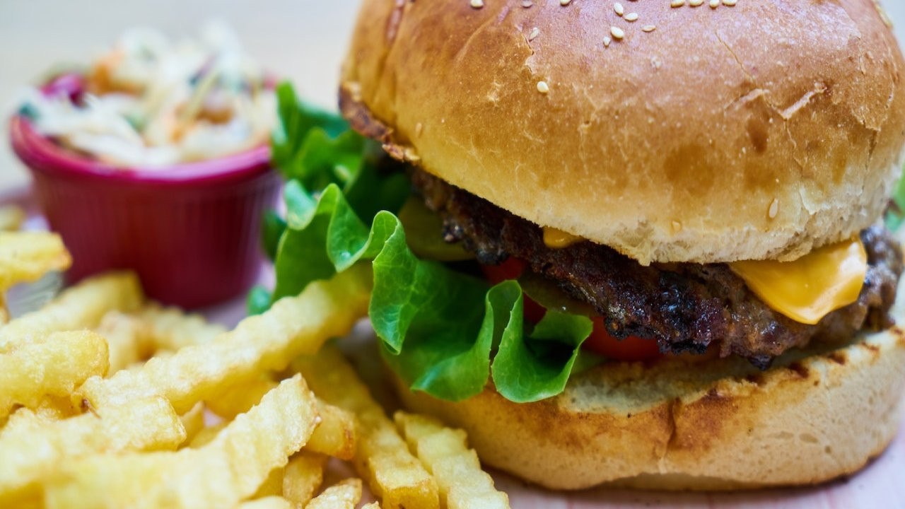 Hamburger köftesini yoğururken içine 1 kaşık ekleyin! Dışardakiler gibi oluyor