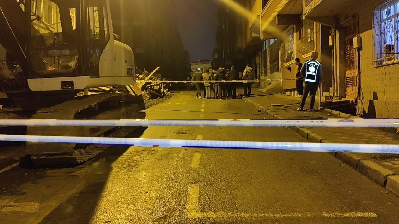 Gaziosmanpaşa'da inşaat temelinde toprak kayması: İki bina tahliye edildi