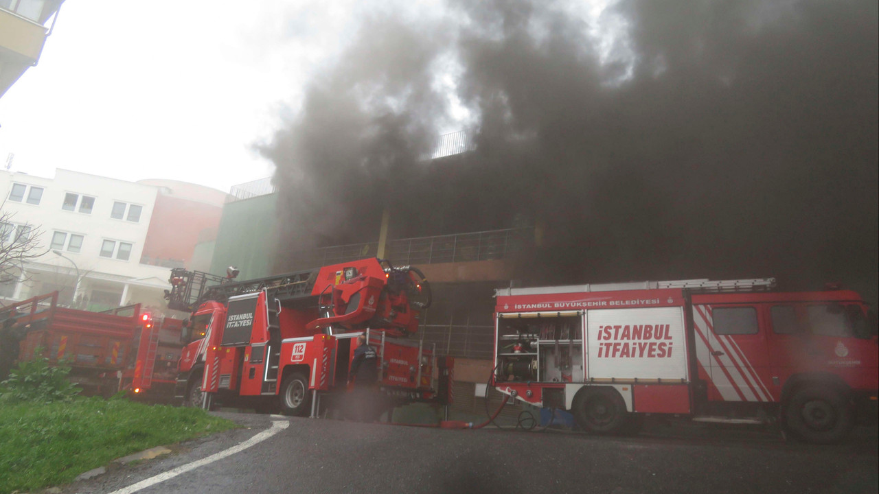 Üsküdar'da 4 katlı otoparkta yangın
