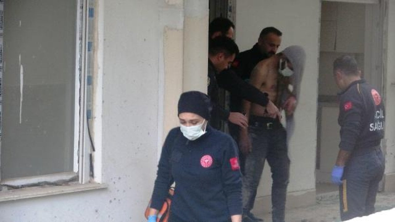 Barınmak için girdiği boş evde ateş yakan evsiz, dalgınlıkla kendini de yaktı