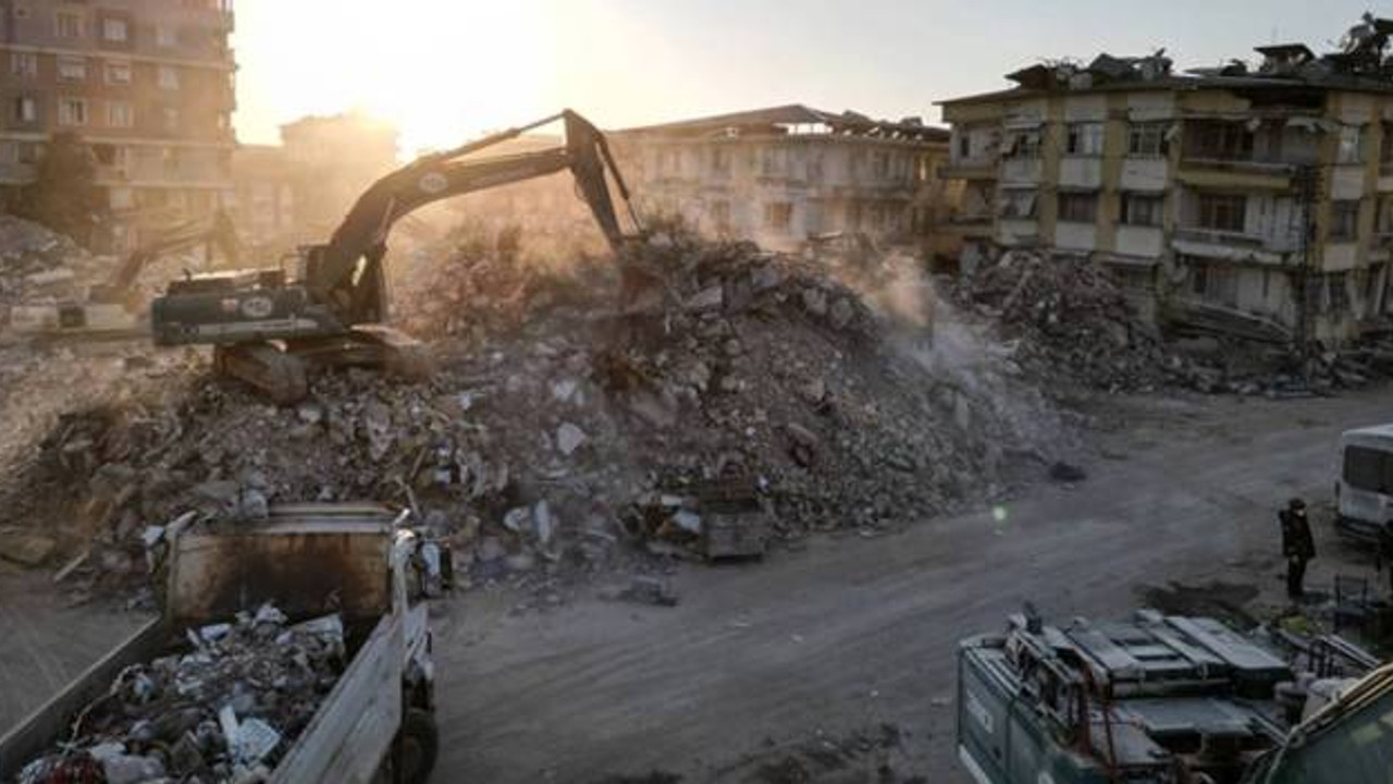 Hatay Defne’de depremzedelere, konutların boşaltılması için bir günlük süre verildi