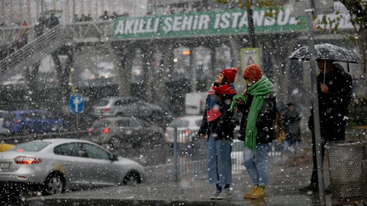 Perşembe günü soğuk hava etkili olacak: İstanbul'a yağmur, Ankara'ya kar geliyor
