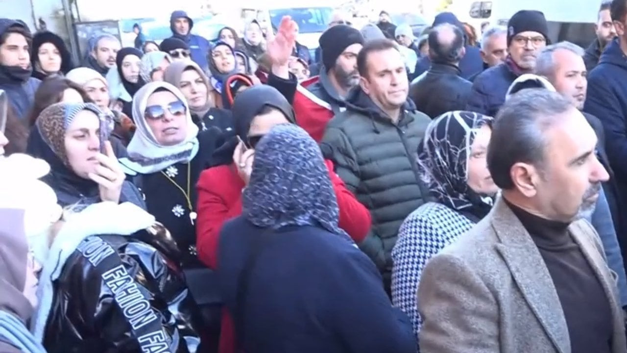 Maraş'ta depremzedeler AKP adayı Fırat Görgel'i protesto etti