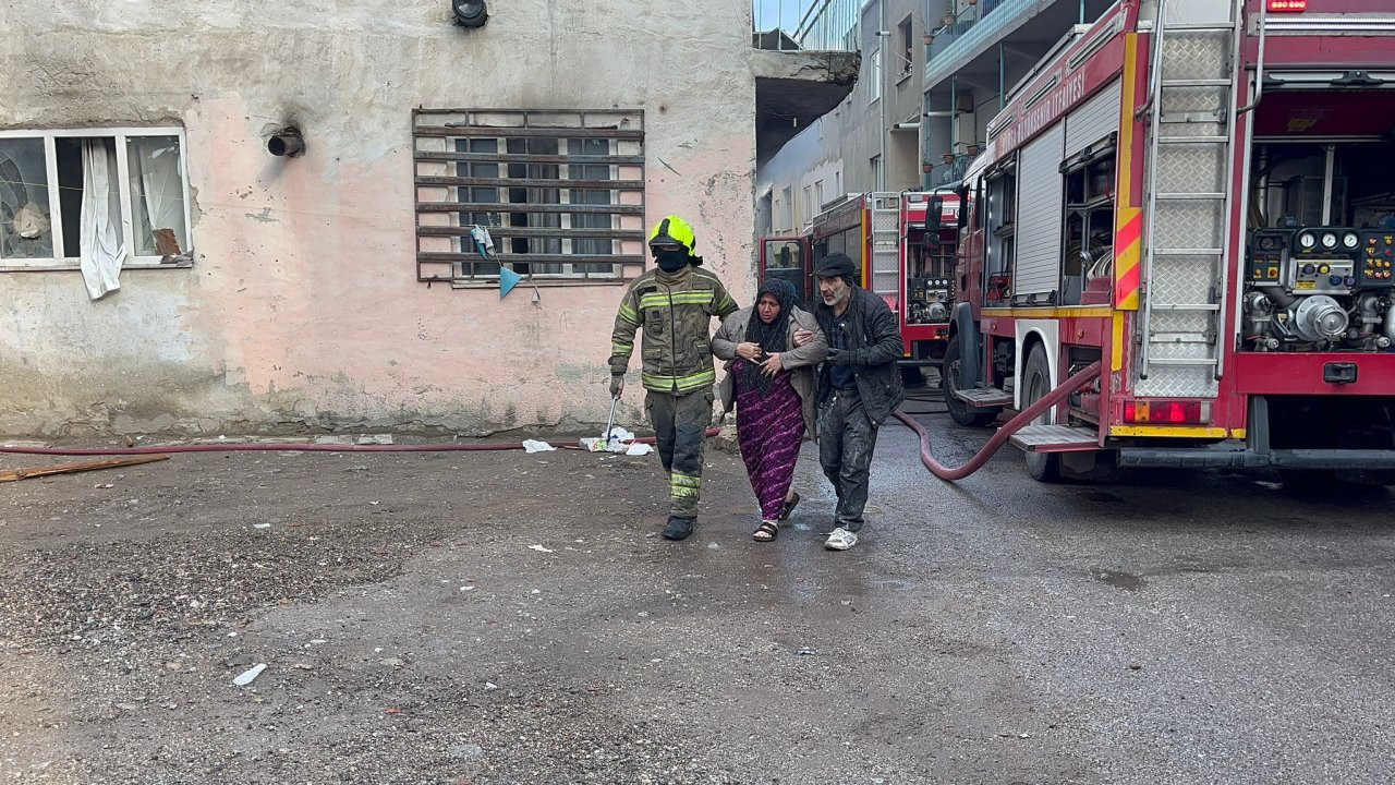 Bursa'da yangın: İkisi çocuk dört kişi dumandan etkilendi