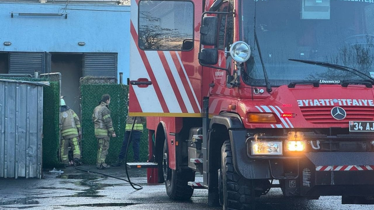 Kadıköy'de tramvay hattına güç sağlayan trafoda yangın: Seferler iptal edildi