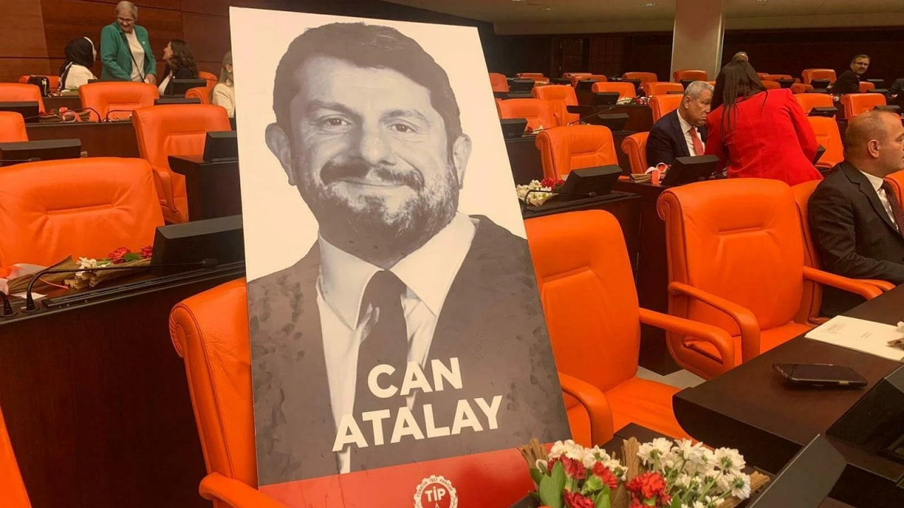 Can Atalay'ın milletvekilliği hukuka aykırı biçimde düşürüldü: Siyasilerden tepki yağdı: 'Ferman Saray'ın, Can Atalay halkındır'