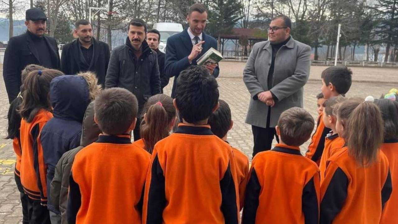 Ülkü Ocakları, randevuyla okula gidip çocuklara kitap dağıttı