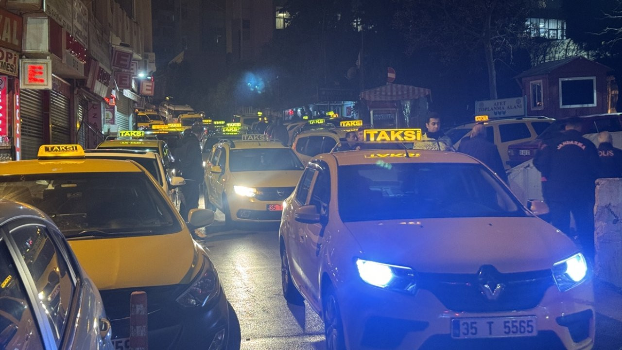 İzmir'de taksiciler öldürülen meslektaşları için konvoy oluşturdu