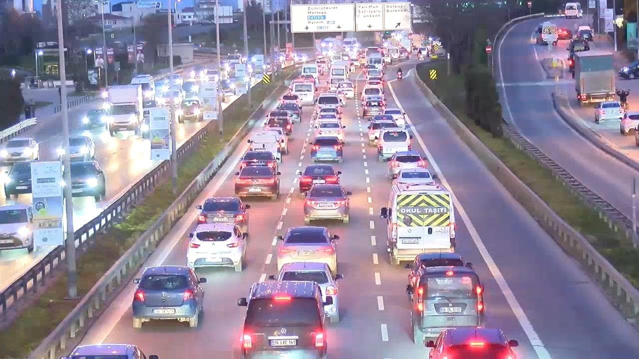 İstanbul'da okulların açılmasıyla trafik yoğunluğu oluştu