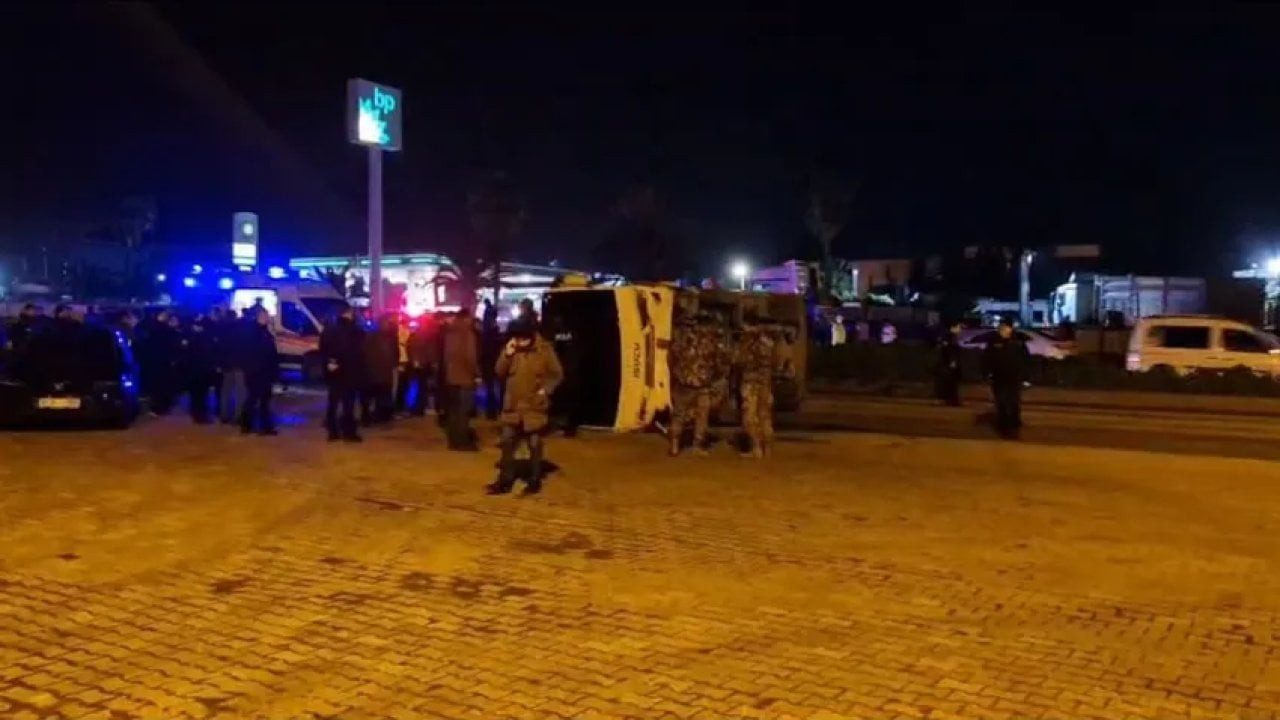 Hatay'da çevik kuvvet ekibini taşıyan midibüs devrildi: 11 yaralı