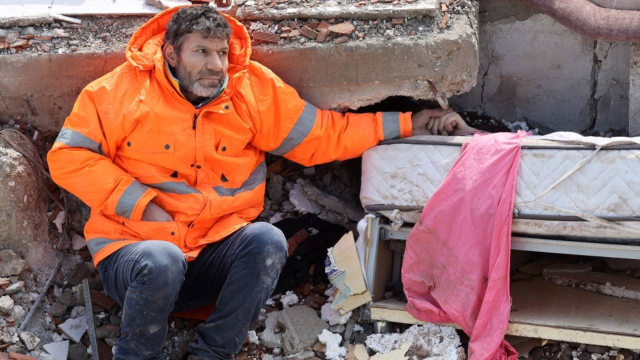 Enkaz altındaki kızının elini bırakmayan baba: Ellerini öptüm ama hiçbir çare bulamadık...